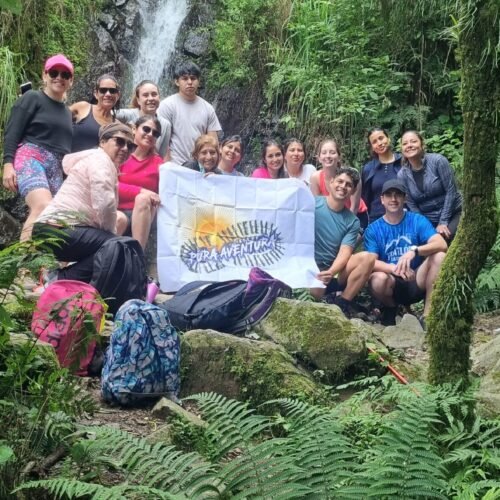 grupo de turistas en la Cascada Escondida de San Lorenzo en Salta