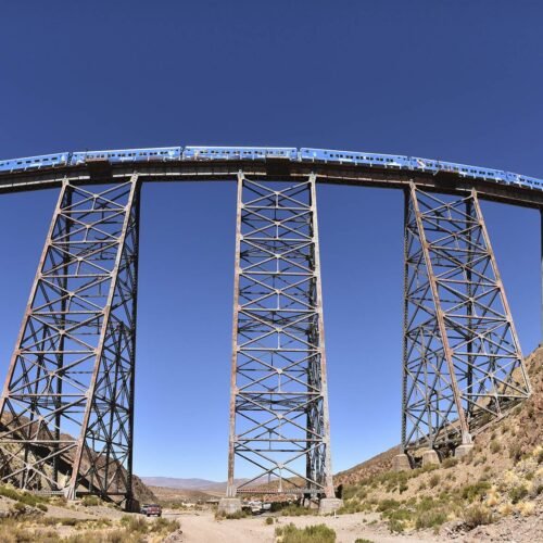 Tren a las Nubes cruzando el Viaducto La Polvorilla